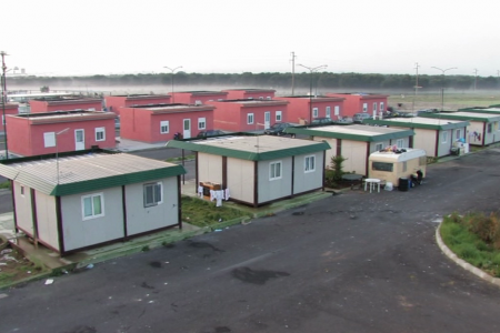 Vista del "Campo Sosta Panareo". Foto tratta dal Documentario etnografico Confini (2010), curato da Ervis Eshja e Antonio Ciniero.
