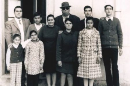 Foto di una famiglia di rom salentini tratta dalla “Mostra Gitanistan, lo Stato immaginario delle famiglie rom salentine”
